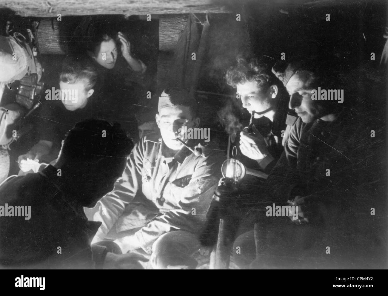 Deutsche Soldaten in einem Bunker an der Ostfront, 1943 Stockfoto