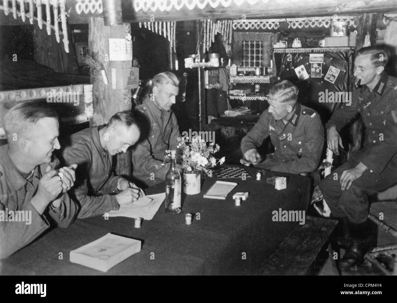 Deutsche Soldaten in einer Unterkunft an der Ostfront, 1942 Stockfoto