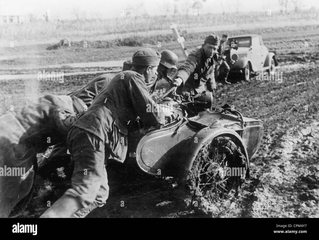 Deutsche Soldaten auf einer schlammigen Straße an der Ostfront, 1941 Stockfoto
