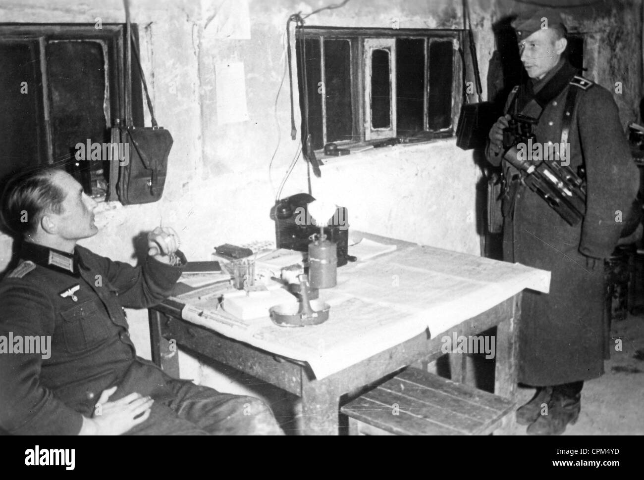 Deutsche Soldaten in einem Tierheim an der Ostfront, 1942 Stockfoto