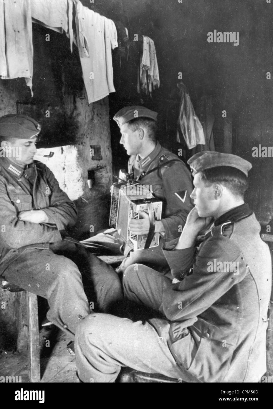 Deutsche Soldaten in der Unterkunft an der Ostfront, 1941 Stockfoto