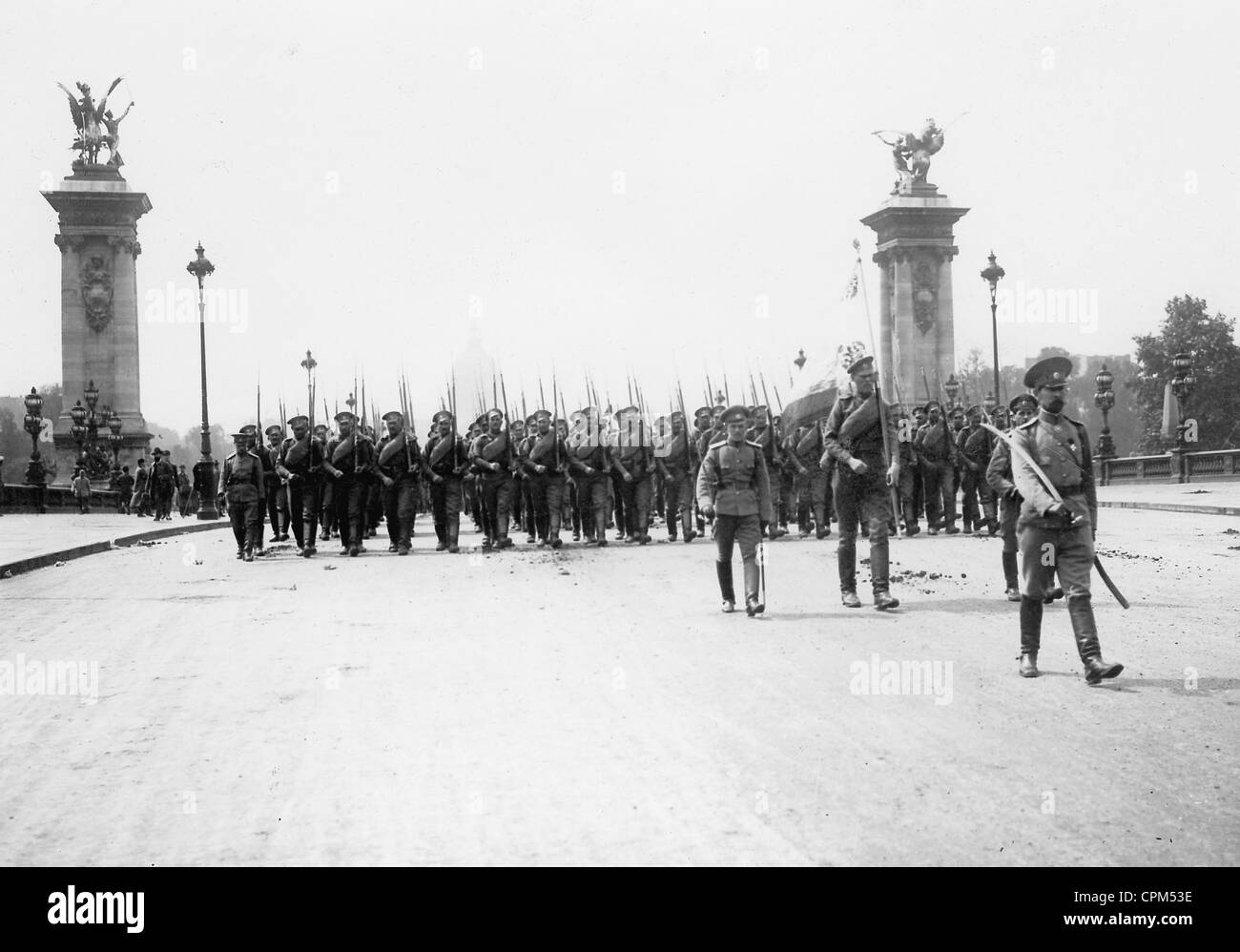 Russische Soldaten bei einer Parade in Frankreich, 1916 Stockfoto