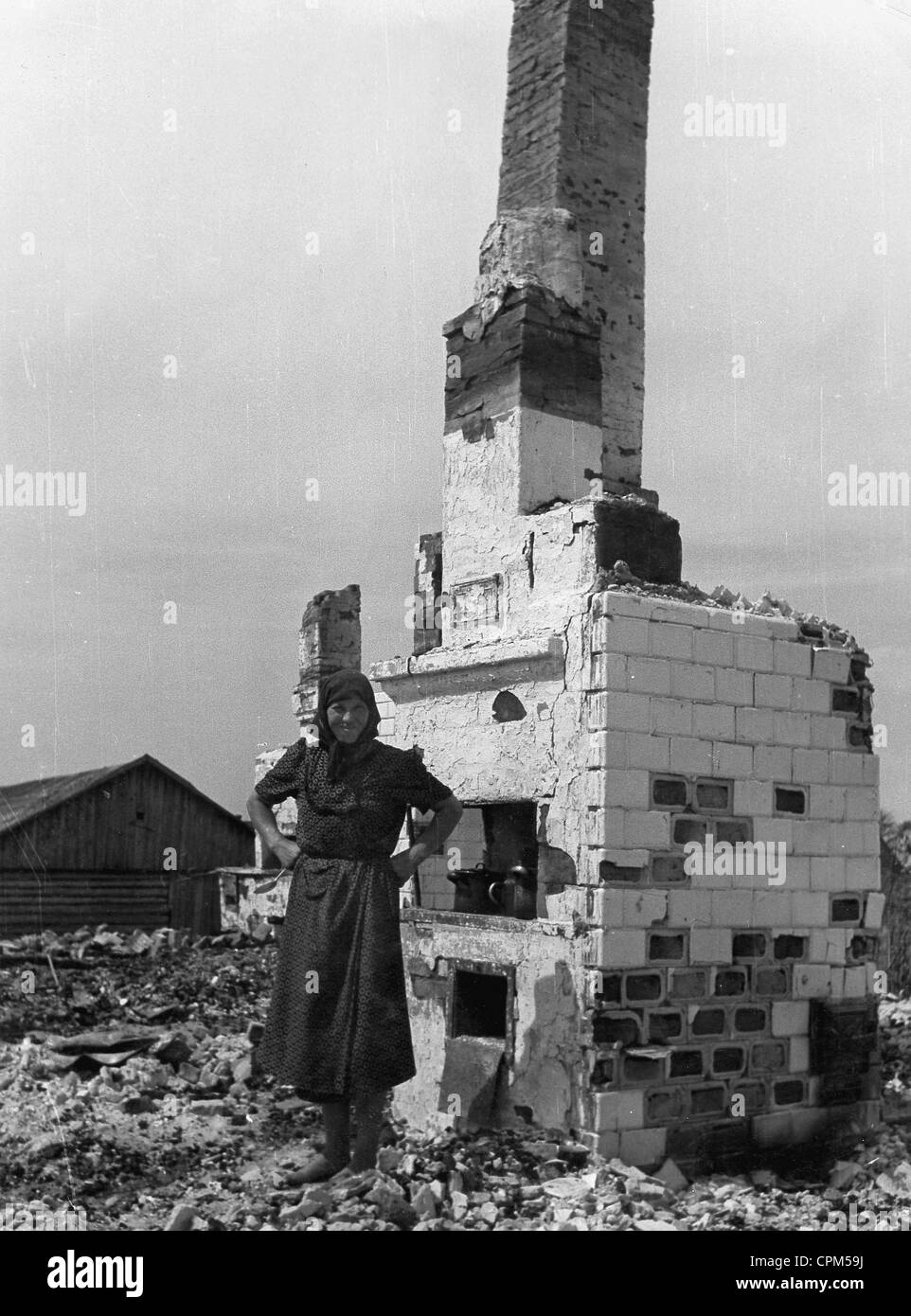 Eine litauische Bäuerin in den Ruinen ihres Hauses an der Ostfront, 1941 Stockfoto