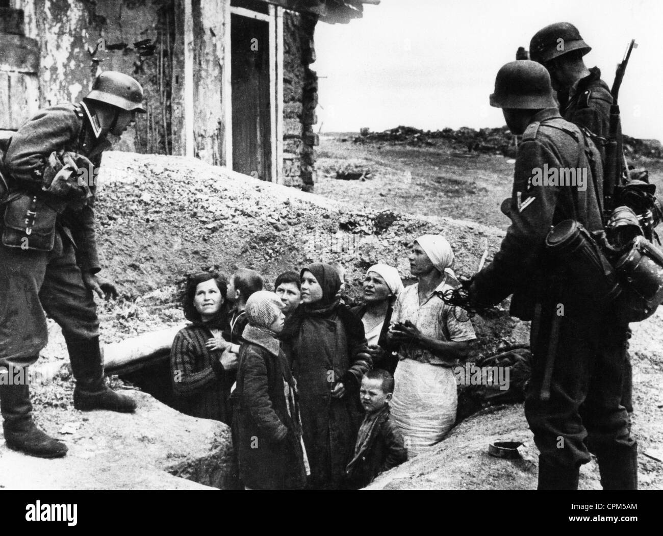 Deutsche Soldaten in einem besetzten Dorf an der Ostfront, 1941 Stockfoto