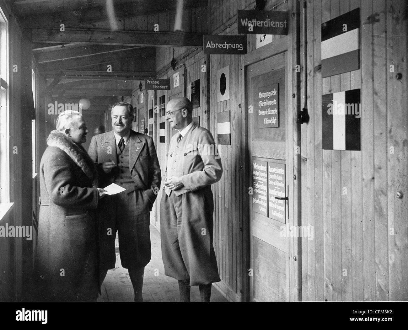 Diskussion der Führer des Eissports in Garmisch-Partenkirchen 1936 Stockfoto