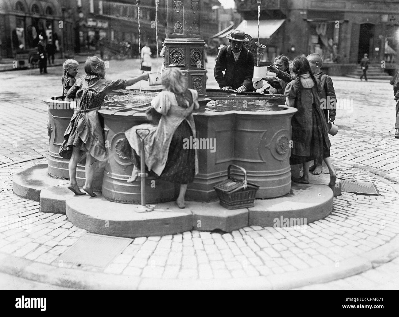 Kinder bei der Fontäne in Bayreuth, 1936 Stockfoto