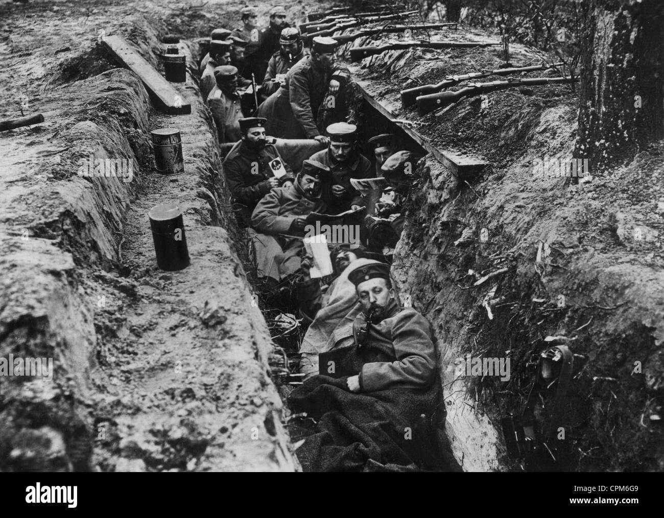 Deutsche Soldaten in einem Schützengraben an der Westfront, 1915 Stockfoto