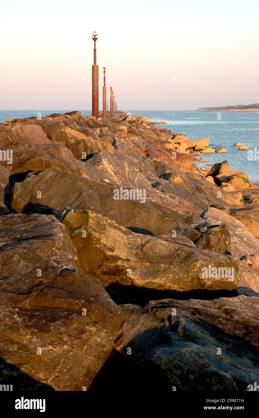 Sonnenuntergang auf der Flut Schutz Korallenriffe am Meer Palling, Norfolk Stockfoto
