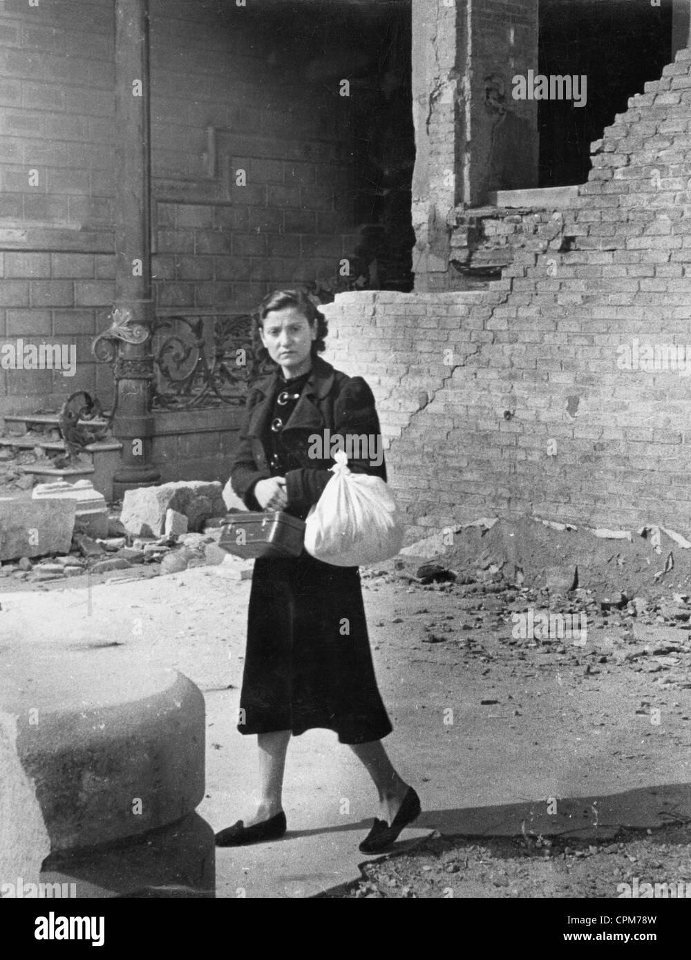 Frau im umkämpften Barcelona während des spanischen Bürgerkriegs 1939 Stockfoto