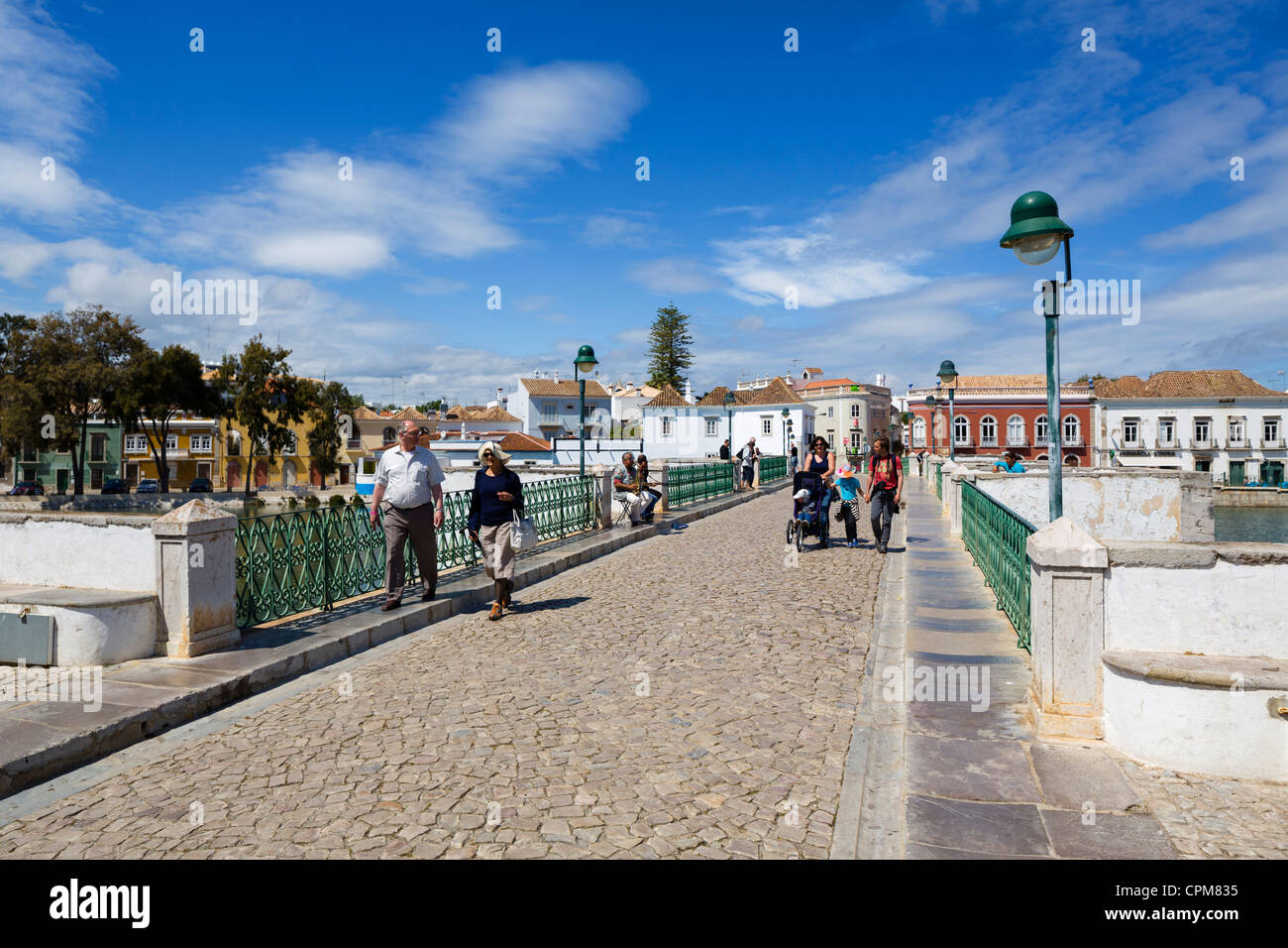 Die Ponte Romana (römische Brücke) über den Fluss Gilao in der Altstadt, Tavira, Algarve, Portugal Stockfoto