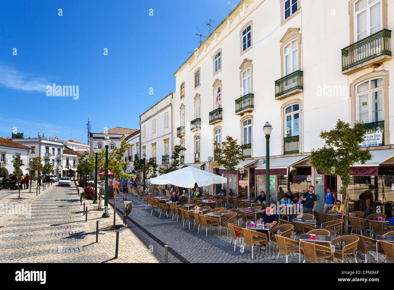 Cafés und Geschäfte auf der Praca da Republica in der Altstadt, Tavira, Algarve, Portugal Stockfoto