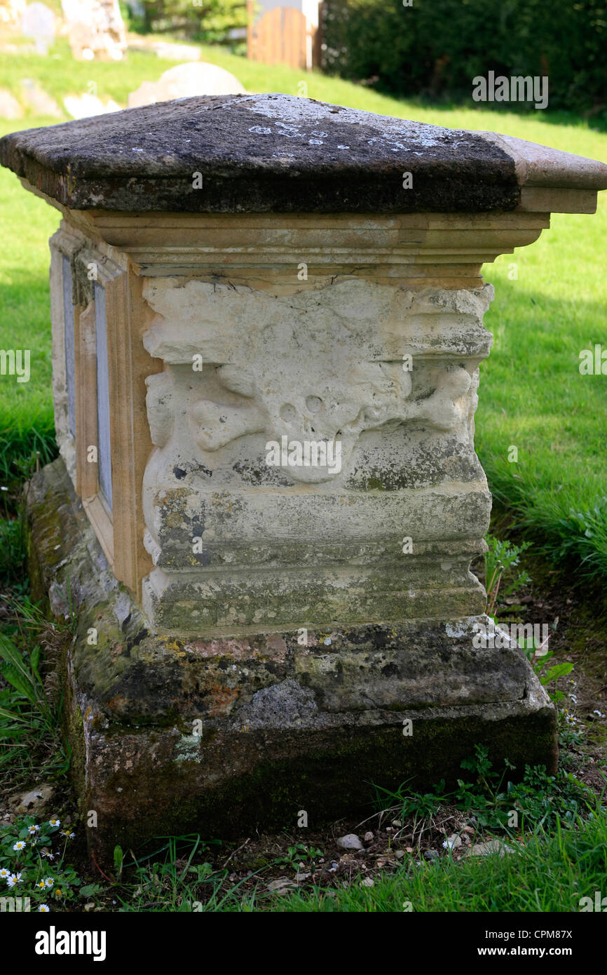 Antikes Grab mit einem Totenkopf und gekreuzten Knochen auf dem Friedhof von Somerset Stockfoto