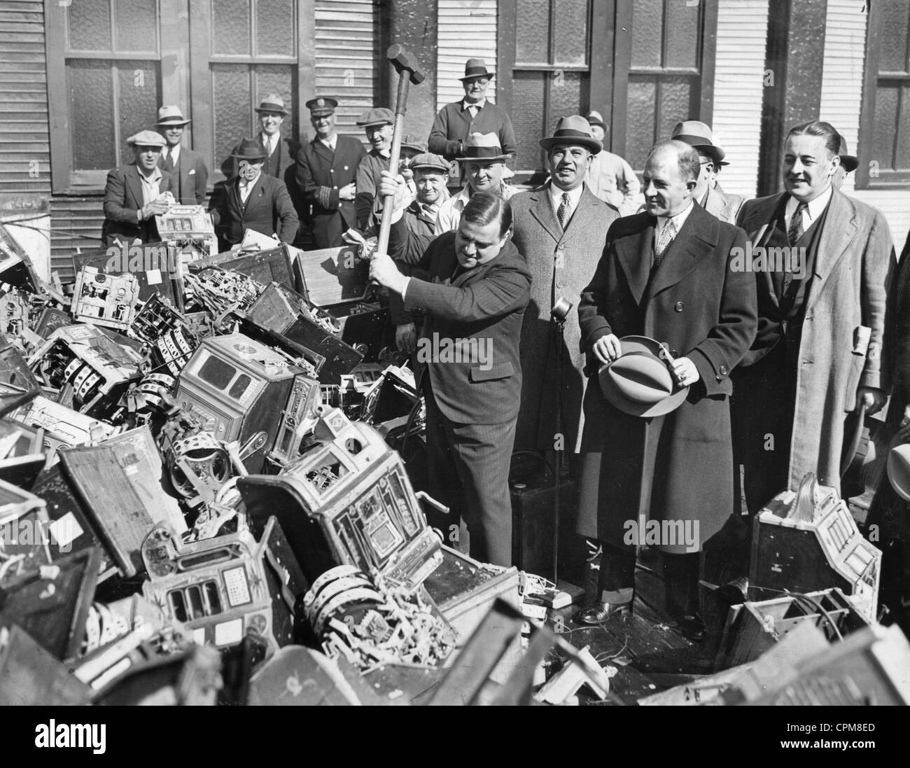 Fiorello LaGuardia zerstört Geldautomaten in New York, 1934 Stockfoto
