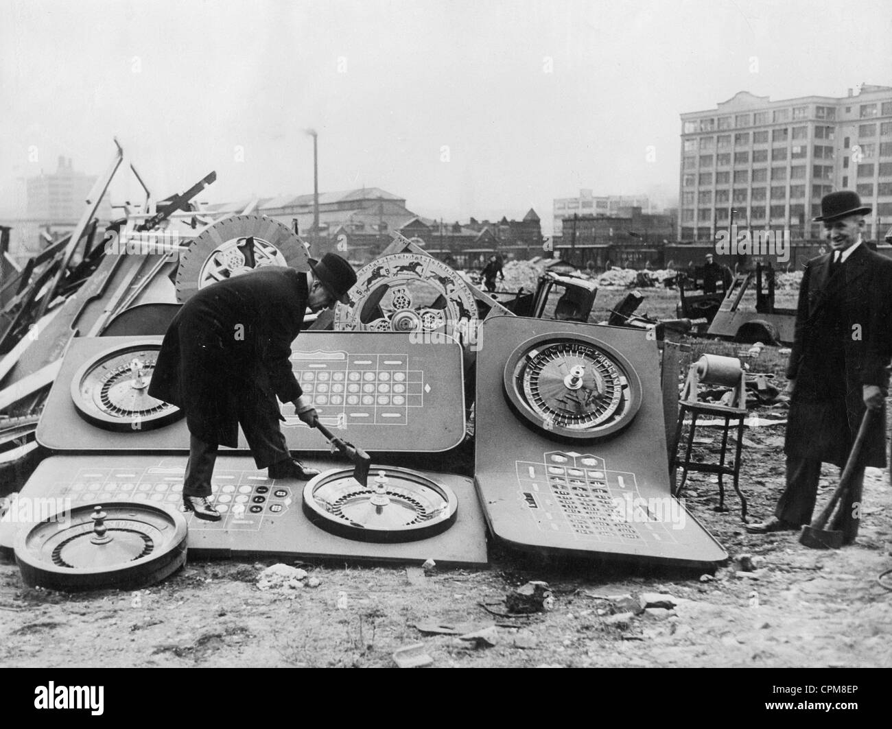 Lewis Valentine zerstört Geldautomaten in New York, 1935 Stockfoto