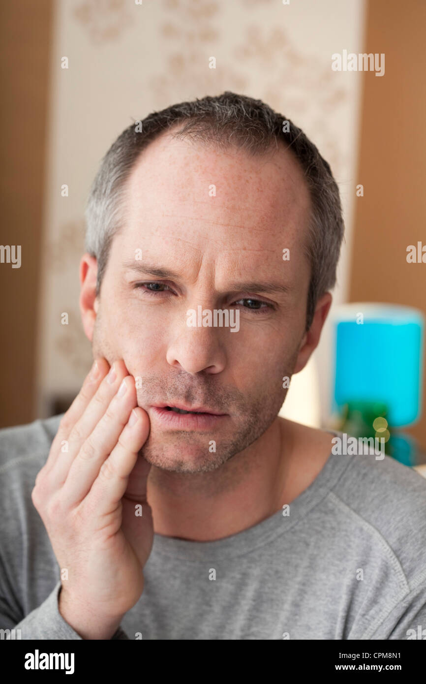MANN MIT ZAHNSCHMERZEN Stockfoto