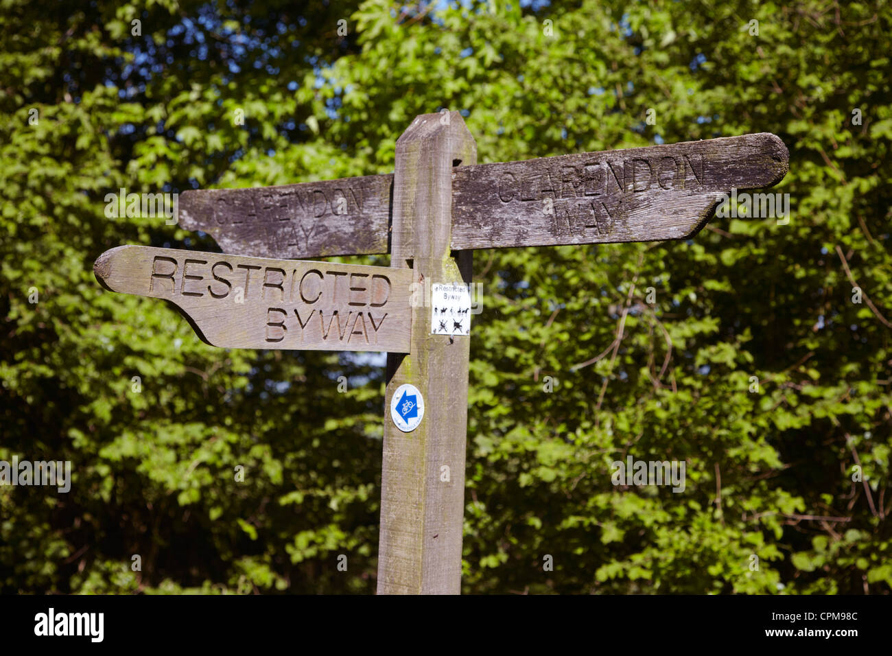 Wegweiser auf der "Clarendon Weg" in Farley Mount Landschaftspark, Hampshire, England. Stockfoto