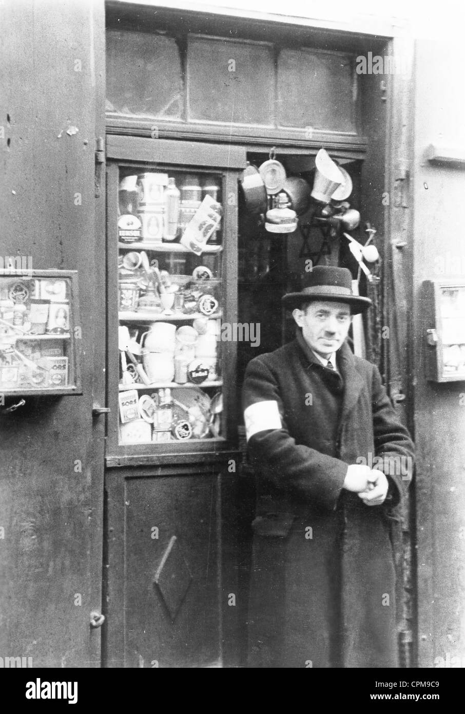 Porträt eines jüdischen Mannes in einem polnischen Ghetto, stehend vor seinem Geschäft, Polen, Mai 1941 (s/w Foto) Stockfoto