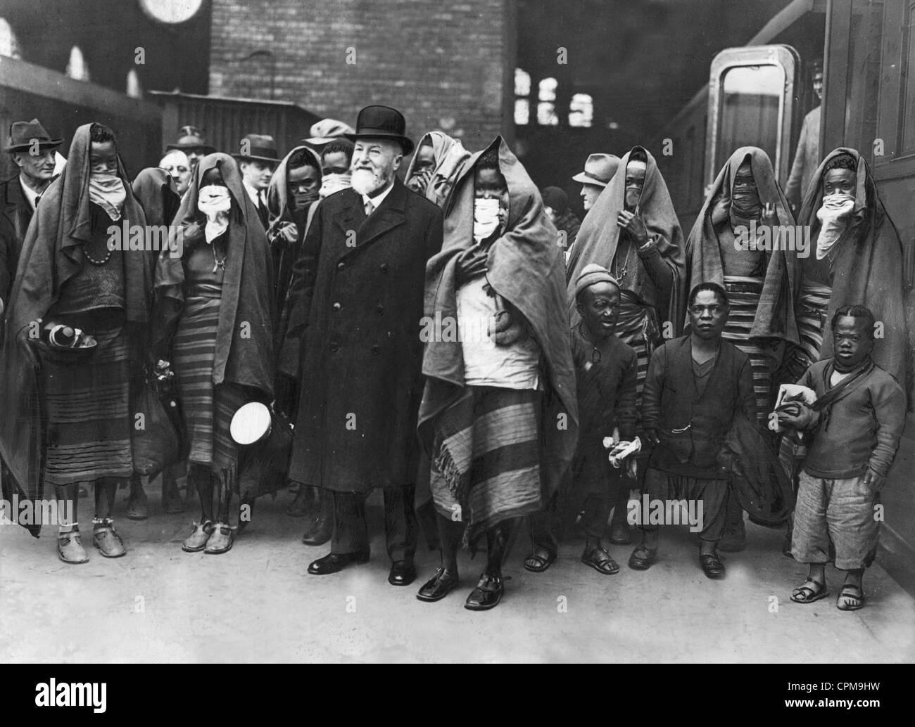 Ludwig-Heck mit Afrikanern in Berlin, 1931 Stockfoto
