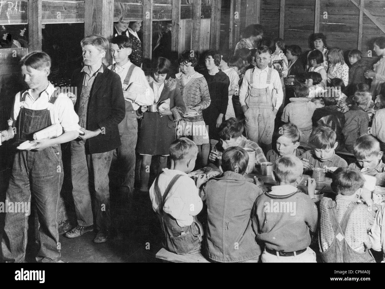 Ernährung der Kinder von Arbeitslosen Bauern in den USA, 1932 Stockfoto