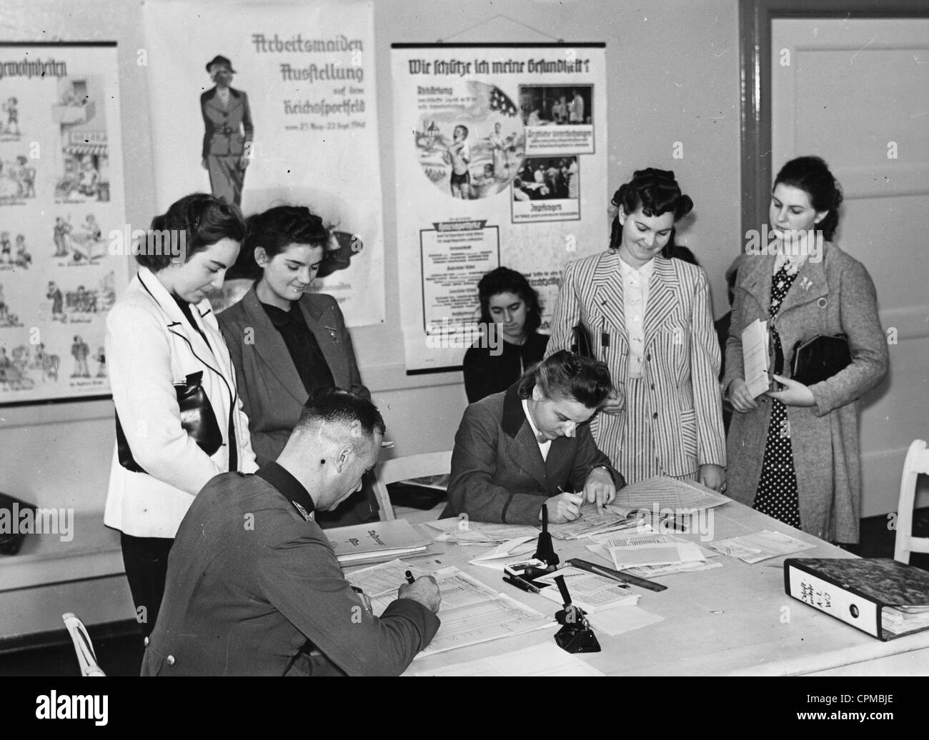 Aufbringen Sie auf den weiblichen Arbeitsdienst in Deutschland, 1940 Stockfoto