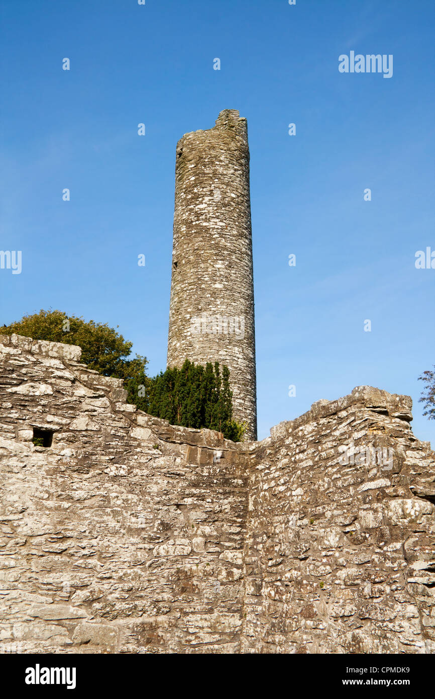 Historische Ruinen der Uhr runder Turm in Monasterboice, frühe Klostersiedlung in Irland. Stockfoto