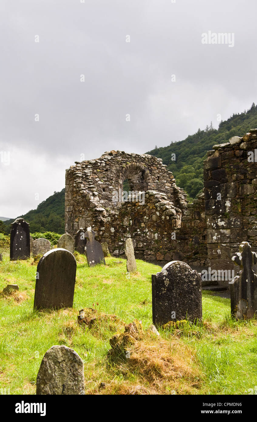 Kathedrale Ruinen im Glendalough (Gleann Da Loch) National Heritage Center in Irland. Blick auf den alten Friedhof und Wicklow Stockfoto