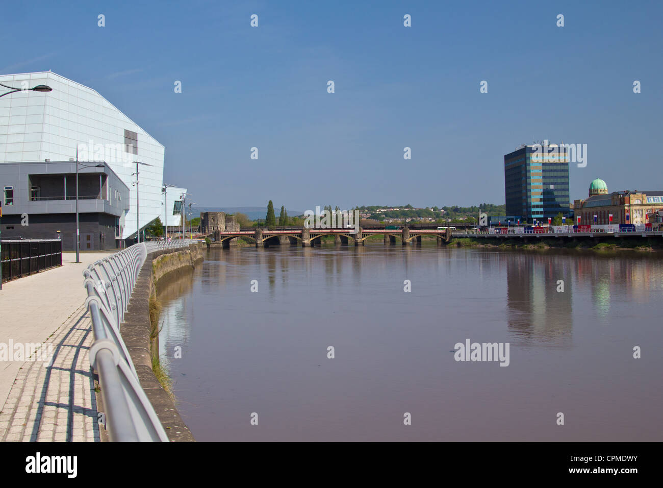 Riverside in Newport, Gwent, mit schlammigen Fluss Usk hoch Stockfoto