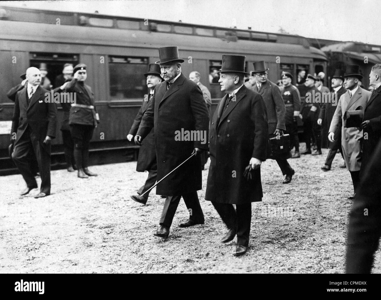 Paul von Hindenburg mit Hans Luther nach den Präsidentschaftswahlen Reich, 1925 Stockfoto