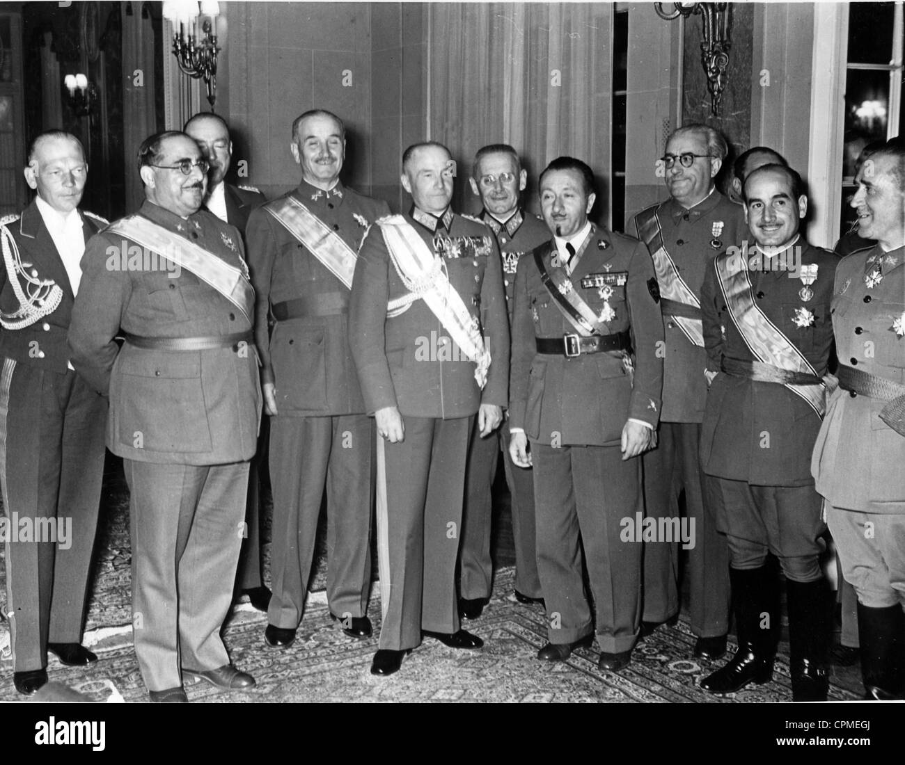 Walther von Brauchitsch mit spanischer und italienischer Offiziere bei einem Empfang, 1939 Stockfoto