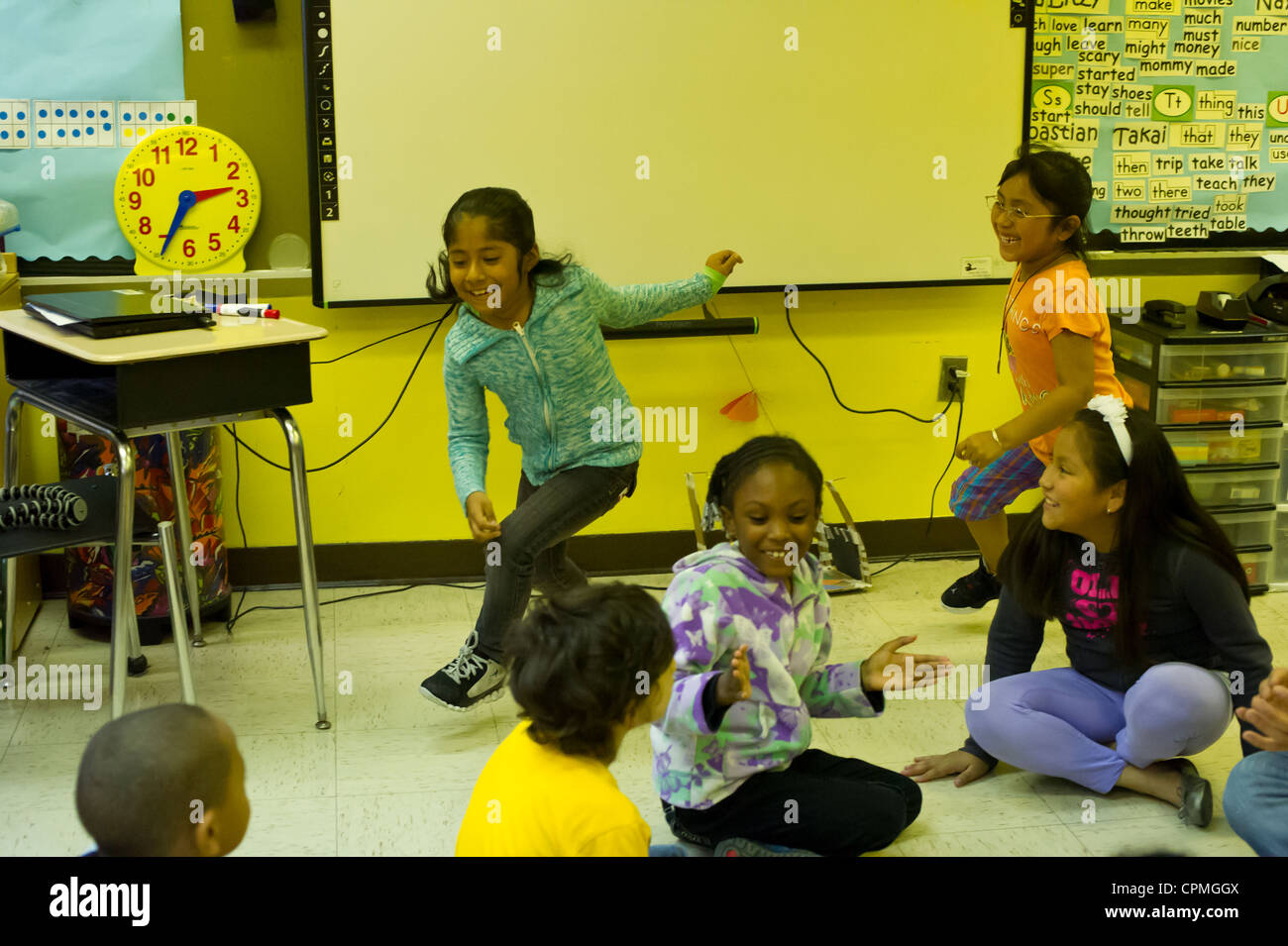 Erste und zweite Klasse lernen Arabisch durch das Spiel "Ente, Ente, Gans, Gans" Stockfoto