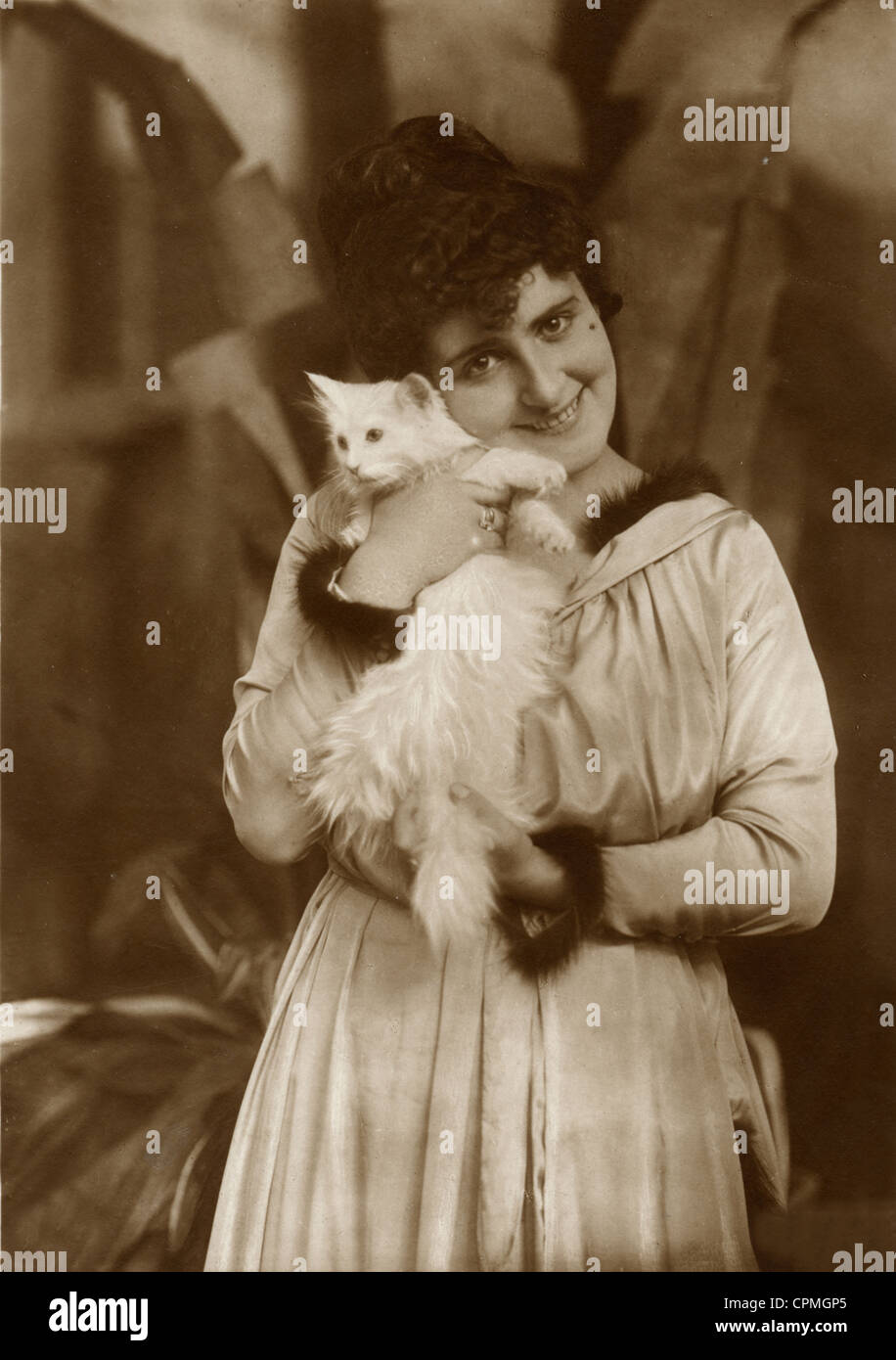 Art-Deco-Schönheit halten weiße Perserkatze Stockfoto
