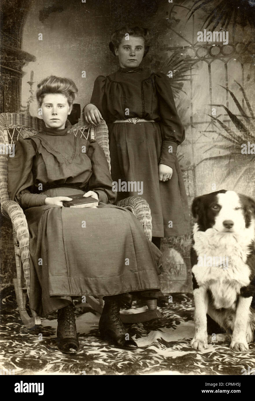 Zwei hübsche Schwestern & großer Hund Stockfoto