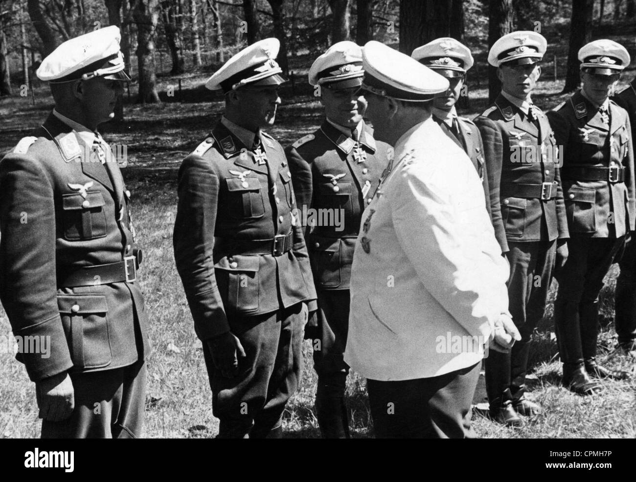 Hermann Goering mit deutschen Fallschirmjägern nach der Einnahme von Eben Emael 1940 Stockfoto