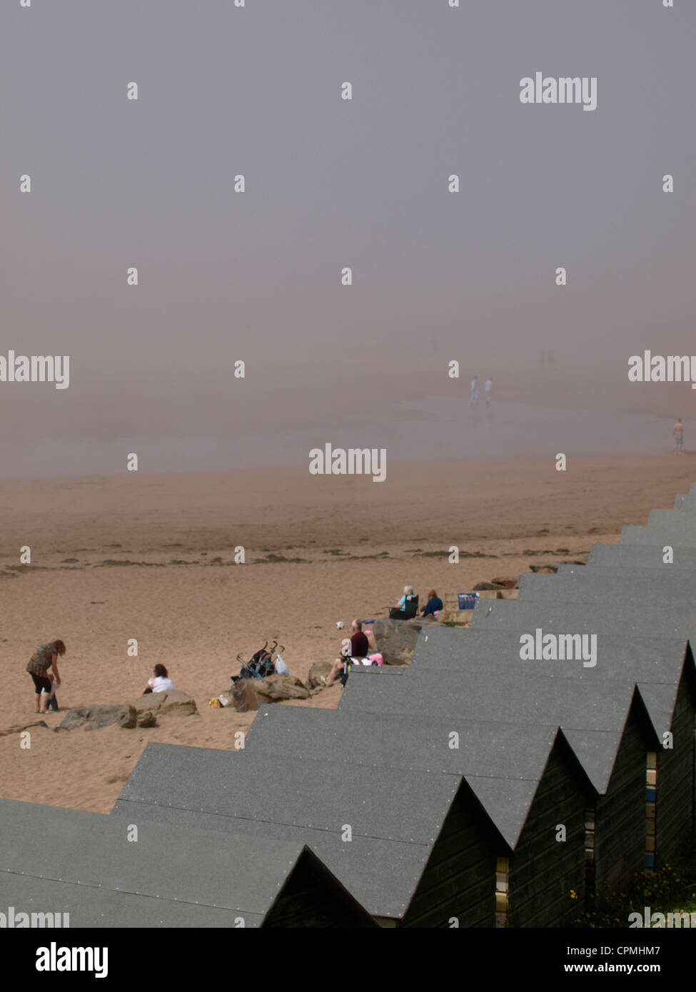 Nebligen Tag an den Strand, Bude, Cornwall, UK Stockfoto
