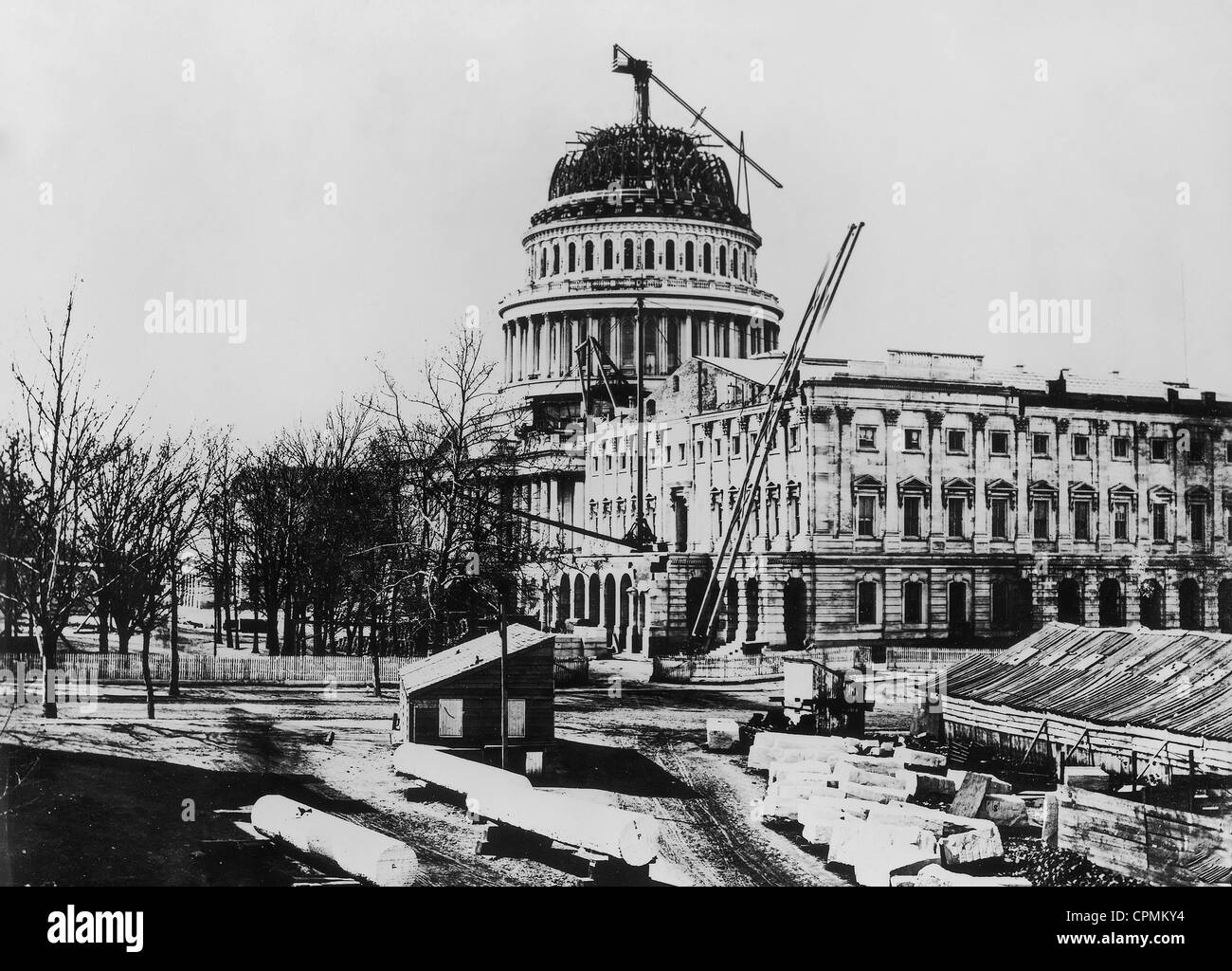 Bau der neoklassizistischen gusseisernen Ersatzkuppel des Kapitolgebäudes der Vereinigten Staaten während des Bürgerkriegs von 1864 in Washington, DC, USA. Die Kuppel wurde vom 4. Architekten des Kapitols Thomas U. Walter entworfen und ersetzte eine kleinere Kupferkuppel. Stockfoto