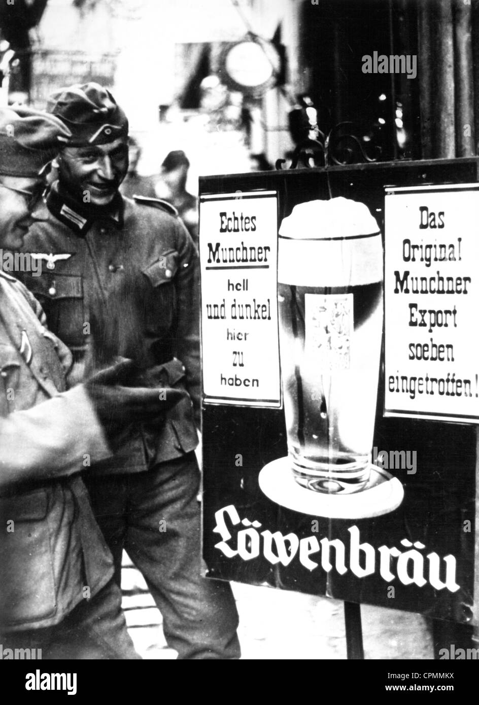 Deutsche Soldaten vor einem Löwenbräu-Schild in Frankreich, 1941 Stockfoto