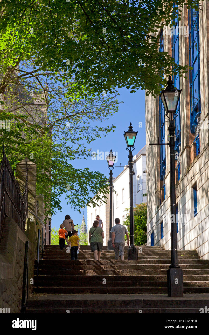 Stufen hinauf von den Docklands in Richtung der Kathedrale und College Green, Bristol Stockfoto