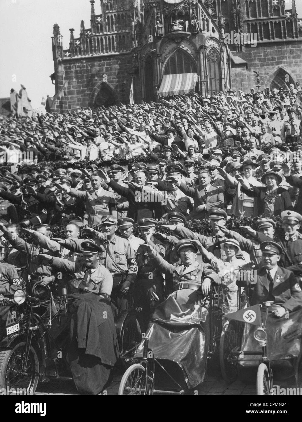 Reich Bischof Ludwig Müller unter den jubelnden Zuschauern in der Nürnberger Altstadt, 1934 Stockfoto