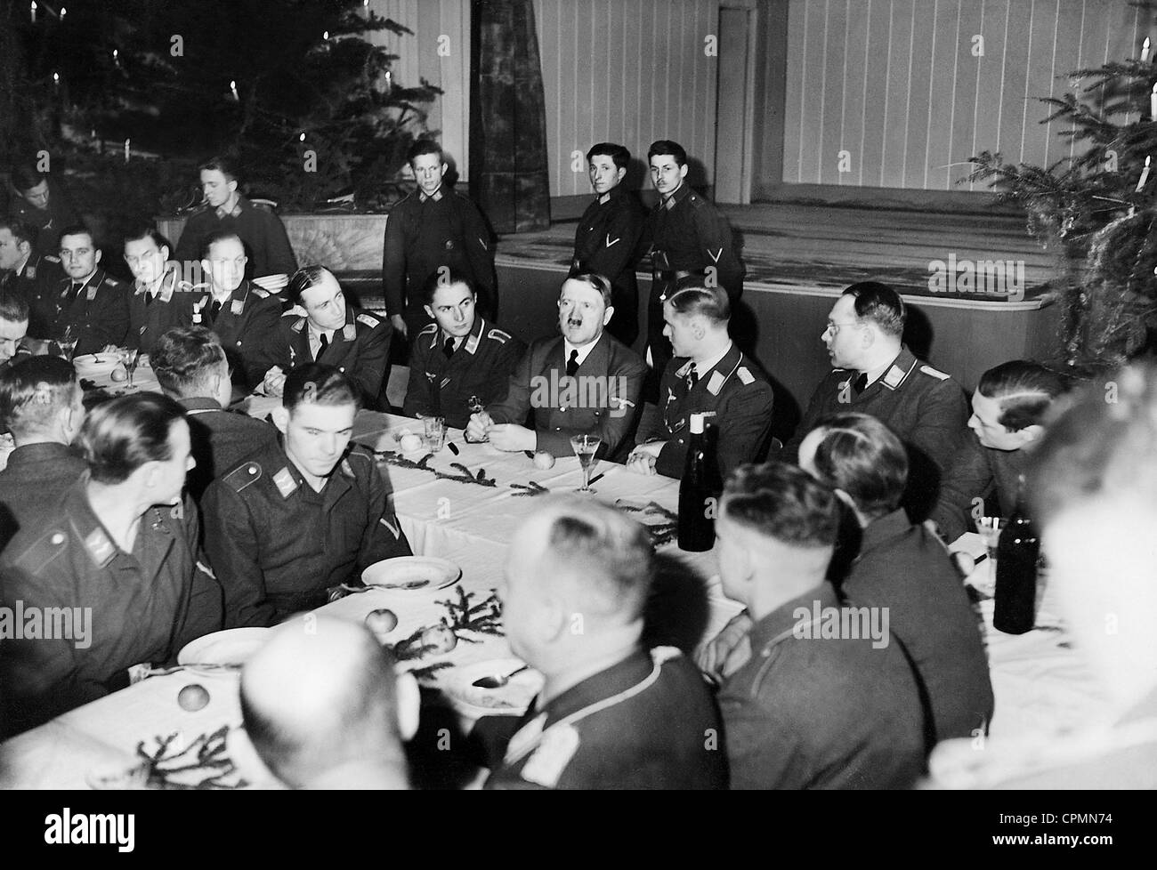 Adolf Hitler bei einem Besuch der Truppe zu Weihnachten, 1940  Stockfotografie - Alamy