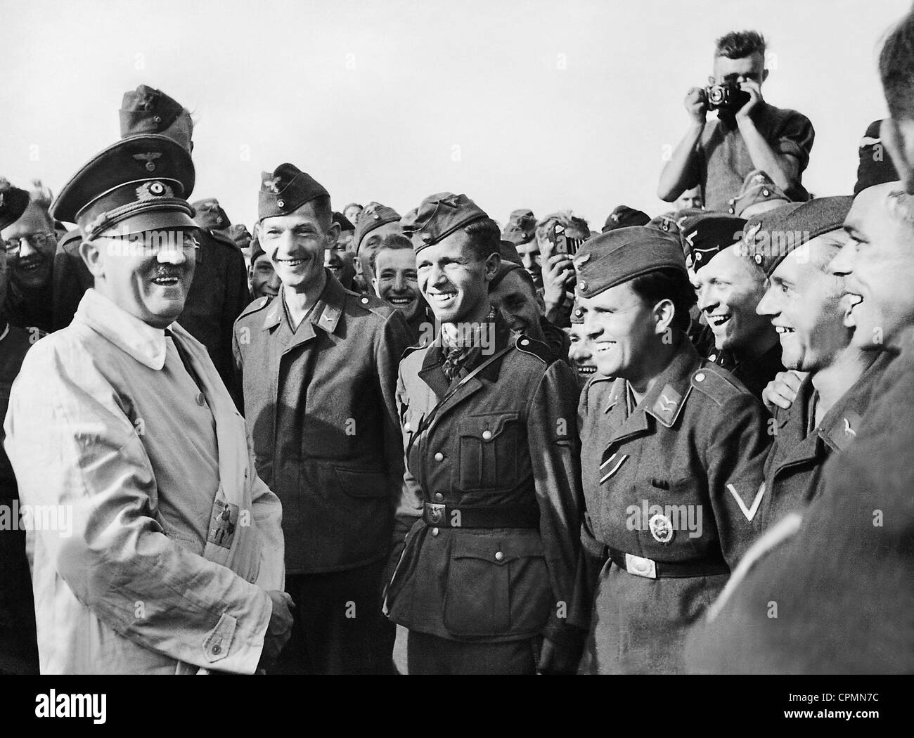Adolf Hitler mit Soldaten der Luftwaffe, 1940 Stockfoto