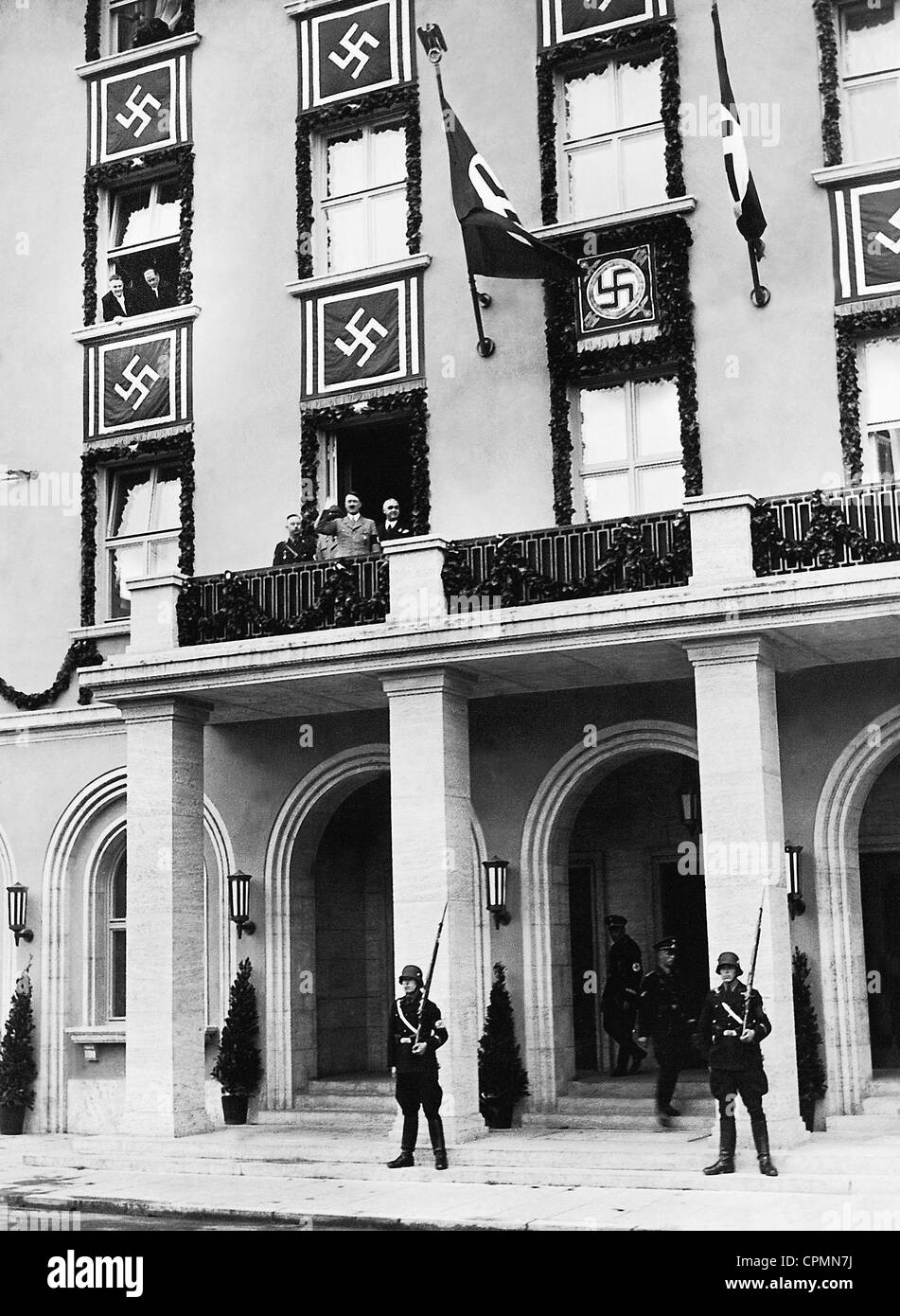 Adolf Hitler auf dem Balkon des Hotels "Deutscher Hof" in Nürnberg, 1936 Stockfoto