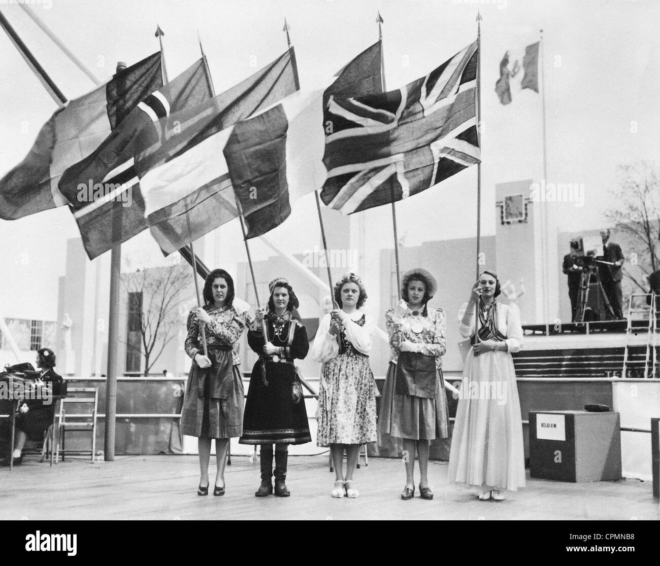 Mädchen aus fünf Nationen bei der Eröffnung der Weltausstellung in New York, 1940 Stockfoto