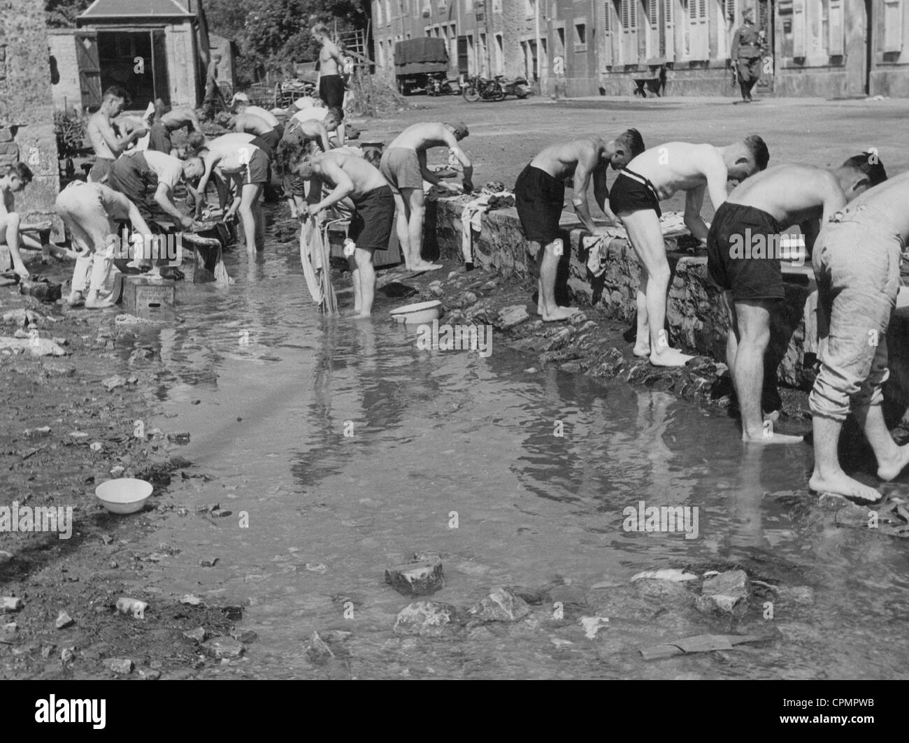 Deutsche Soldaten waschen ihre Wäsche in einer französischen Stadt Stockfoto