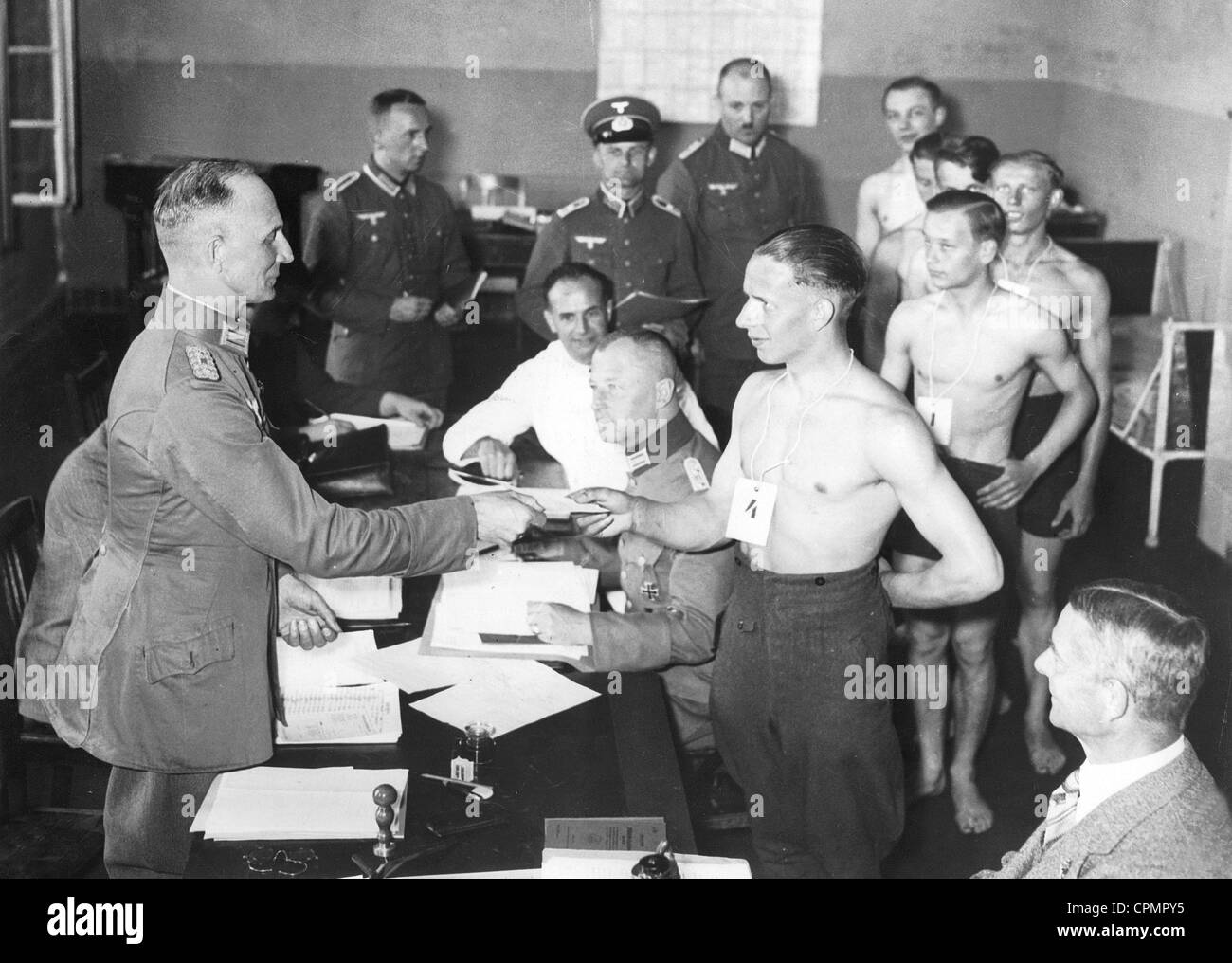 Neue Rekruten Line-up vor der Kommission zur Prüfung für die deutsche Armee nach Wiedereinführung der Wehrpflicht 1935 Stockfoto