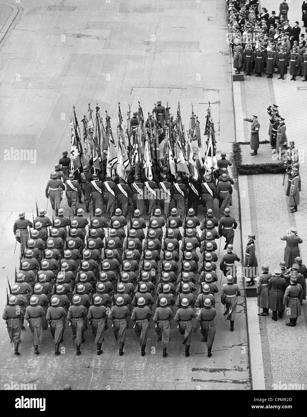 Adolf Hitler übernimmt den Gruß der Gedenkfeier Tag der Helden, 1939 Stockfoto