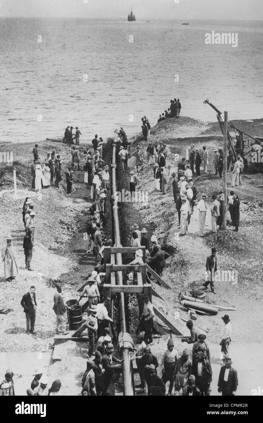 Bau einer Erdöl-Pipeline in der Nähe von Tripolis, 1934 Stockfoto