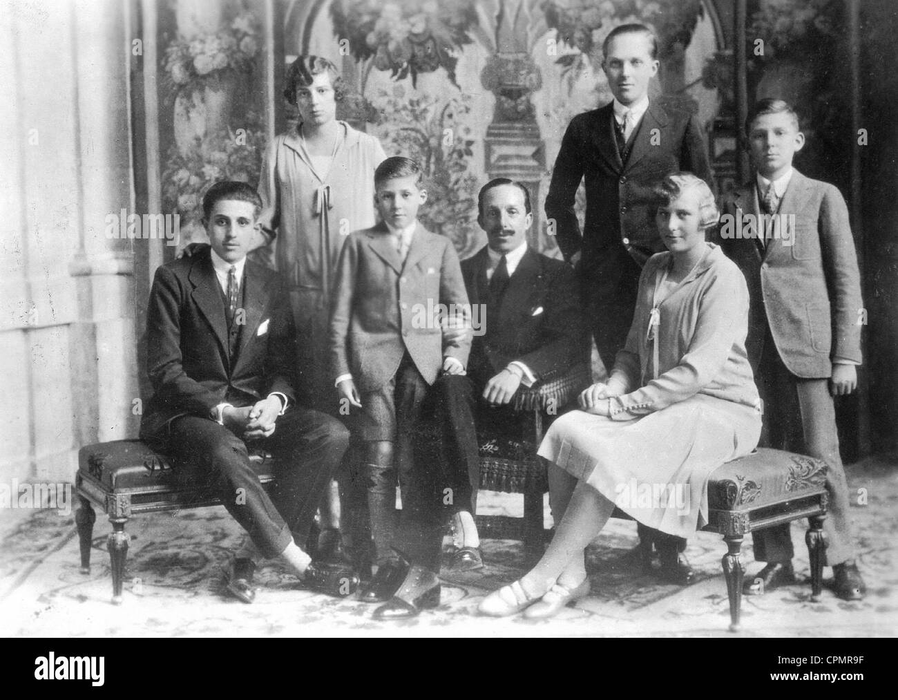 König Alfonso XIII und seine Frau Victoria Eugenie mit ihren Kindern Stockfoto