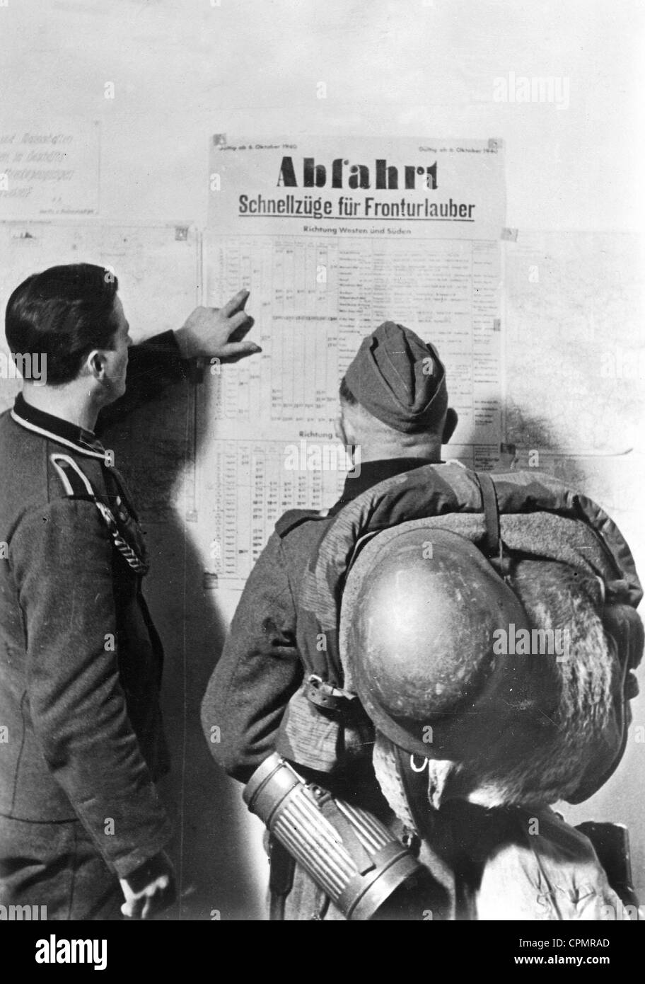 Deutsche Soldaten einen Fahrplan zu studieren Stockfoto