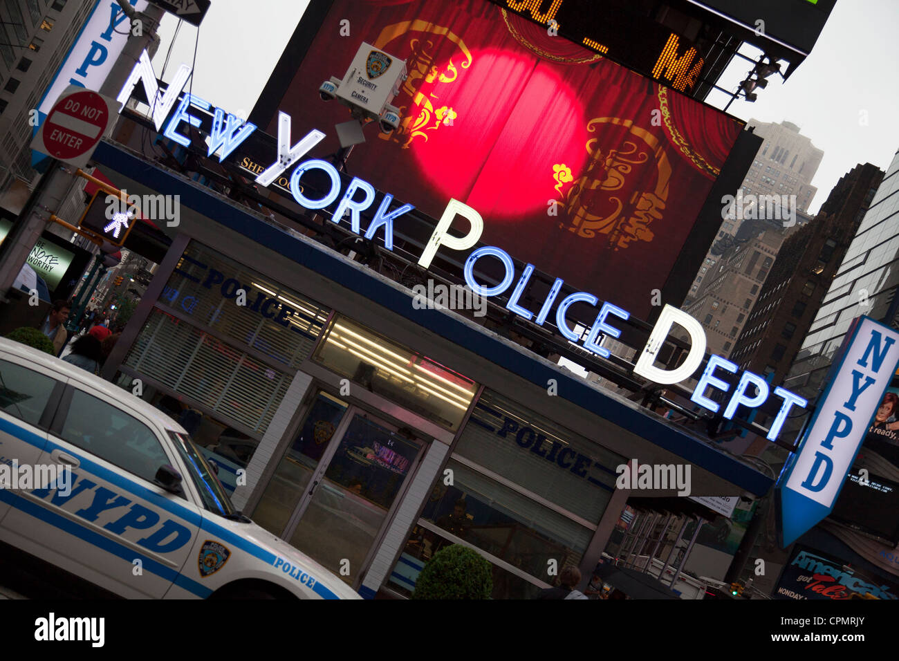 New York City, Manhattan, Times Square an Dämmerung NYPD Polizei Auto Fahrzeug außerhalb Abteilung für Polizei Times Square in New York, mal Stockfoto