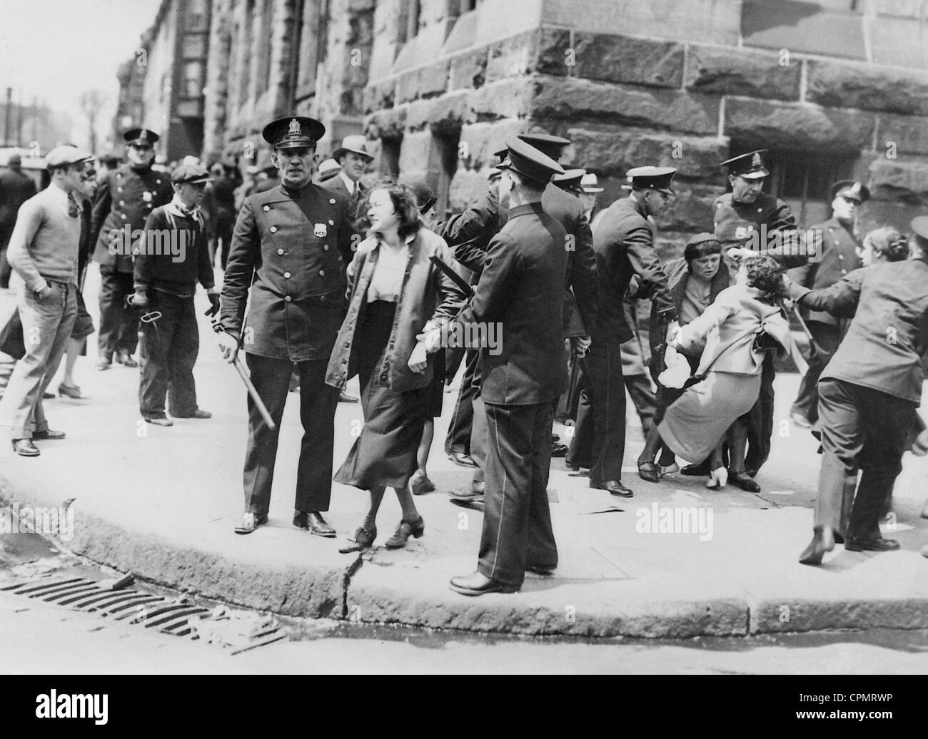 Polizisten führen Weg Frauen, die demonstrierten, 1934 Stockfoto